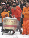 862270 Afbeelding van een trommelaar die de dansende draak begeleidt als onderdeel van de viering van Chinees Nieuwjaar ...